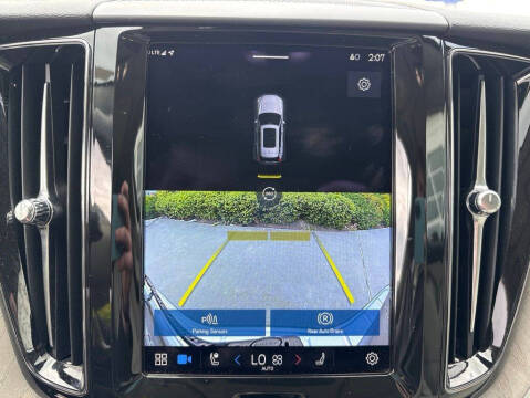 2023 Volvo XC60 B5 Plus Dark Theme