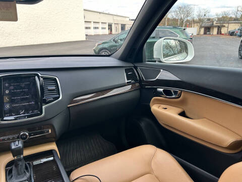 2017 Volvo XC90 T6 Momentum