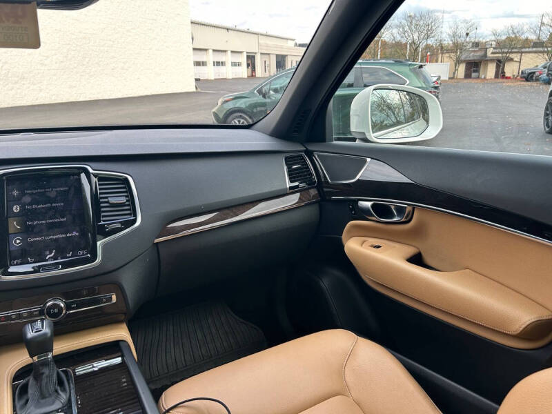 2017 Volvo XC90 T6 Momentum