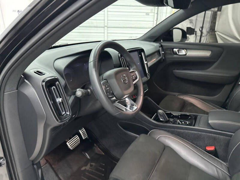 2022 Volvo XC40 T5 R-Design