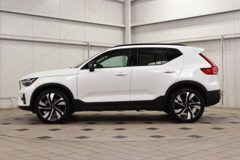 2025 Volvo XC40 B5 Plus Dark Theme