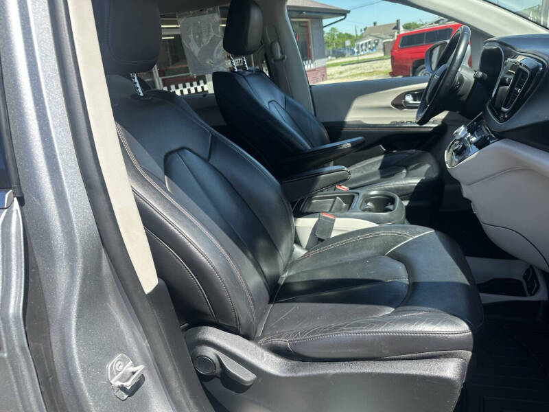 2017 Chrysler Pacifica Touring-L