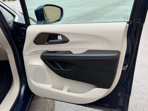 2017 Chrysler Pacifica Touring-L Plus