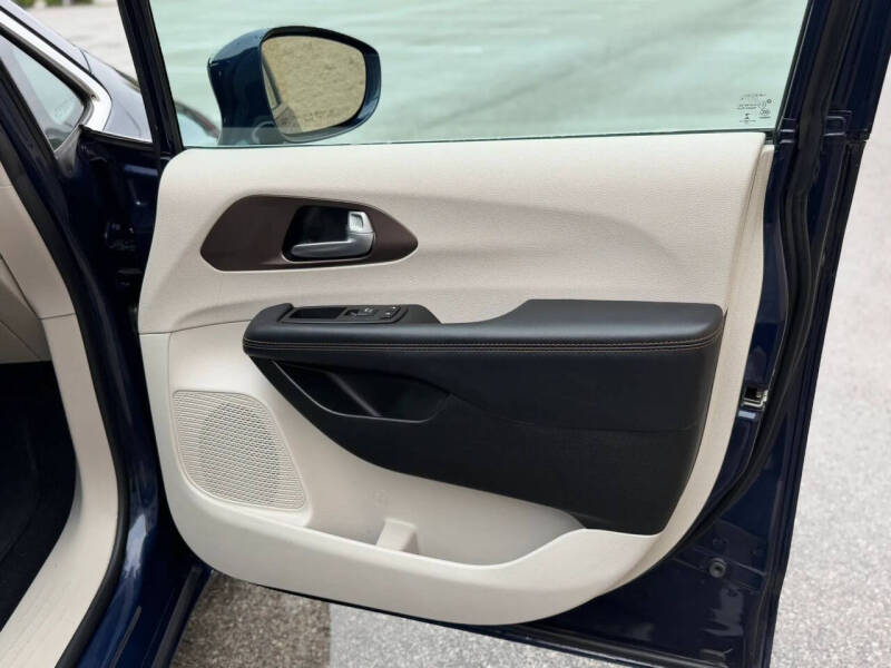 2017 Chrysler Pacifica Touring-L Plus