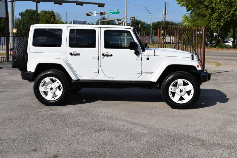 2015 Jeep Wrangler Unlimited Altitude photo 2