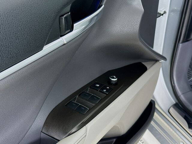 2022 Toyota Camry Hybrid XLE