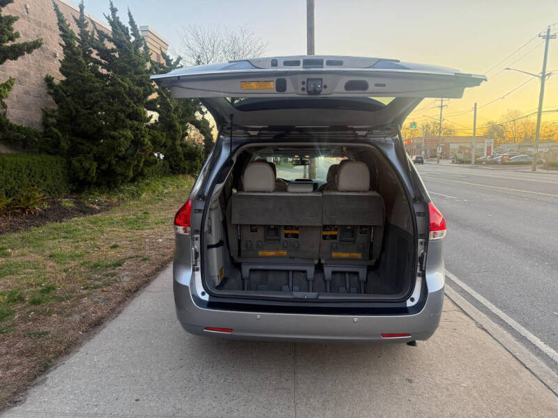 2013 Toyota Sienna XLE 8-Passenger