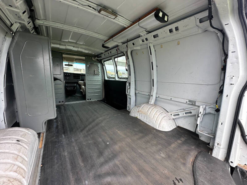 2012 Chevrolet Express Cargo Work Van - Photo 23