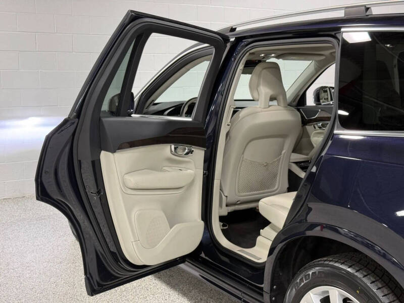 2016 Volvo XC90 T6 Momentum