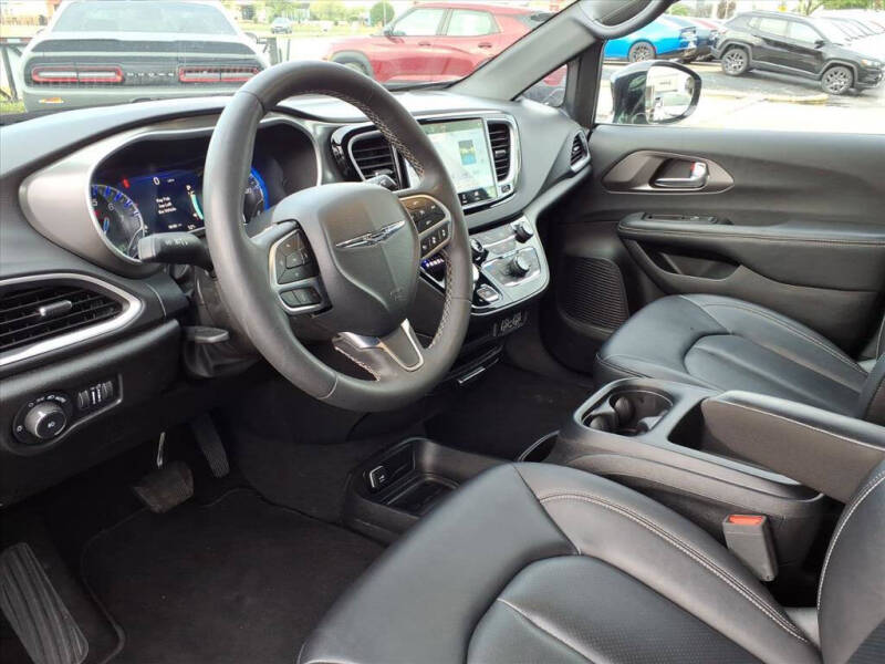 2025 Chrysler Pacifica Select