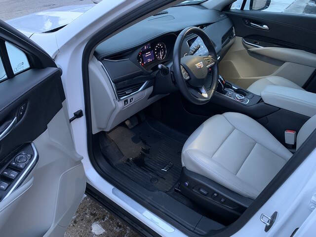 2022 Cadillac XT4 Premium Luxury