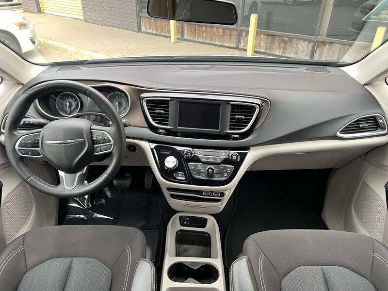 2022 Chrysler Voyager LX