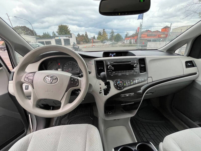 2014 Toyota Sienna LE 8-Passenger