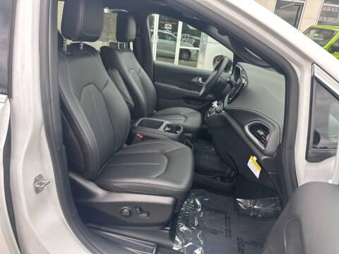 2026 Chrysler Pacifica Select