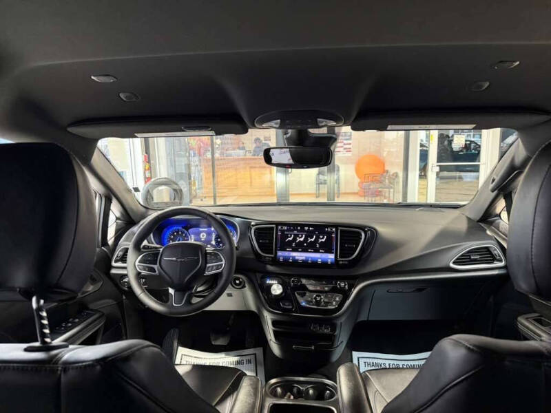 2025 Chrysler Pacifica Select