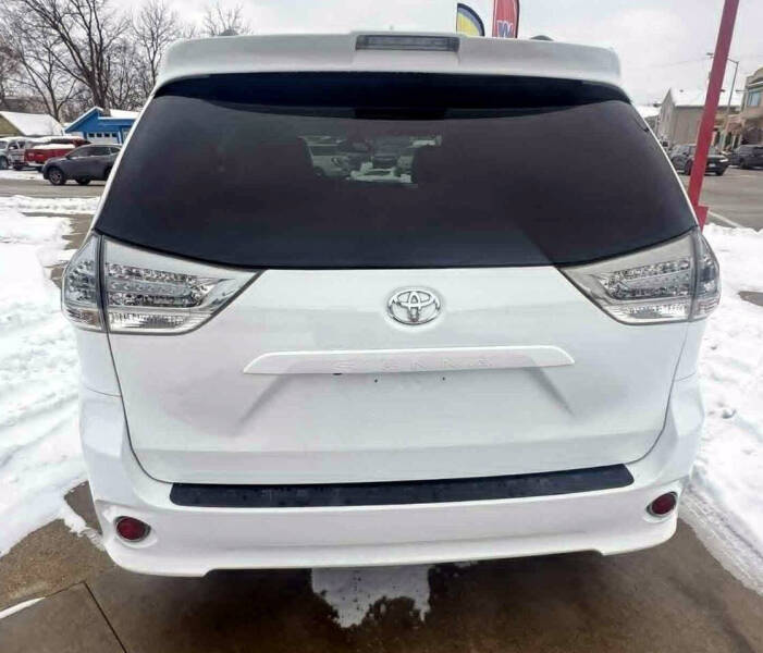 2018 Toyota Sienna SE Premium 8-Passenger