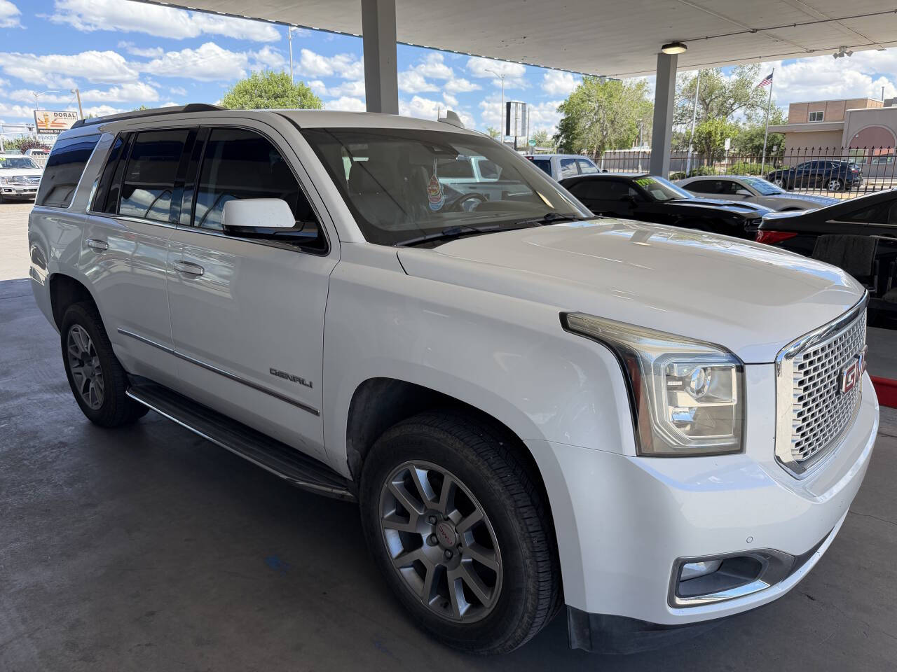 Off white 2017 GMC Yukon Denali 4x4 Denali 4dr SUV 1