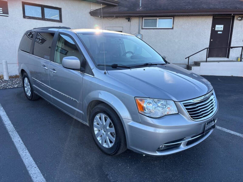 2016 Chrysler Town & Country Touring's photo
