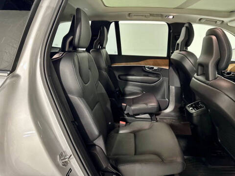 2022 Volvo XC90 T6 Momentum 6-Passenger