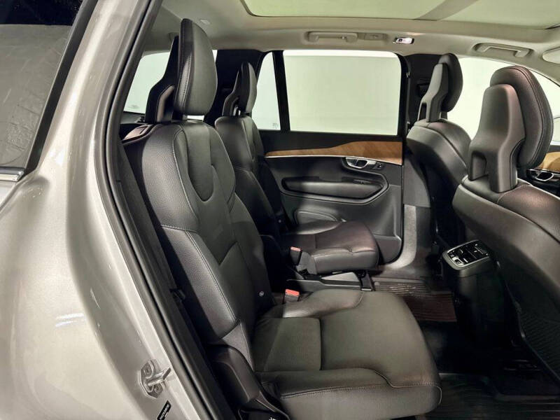 2022 Volvo XC90 T6 Momentum 6-Passenger