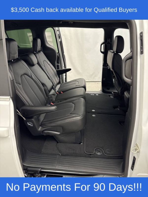 2026 Chrysler Pacifica Select