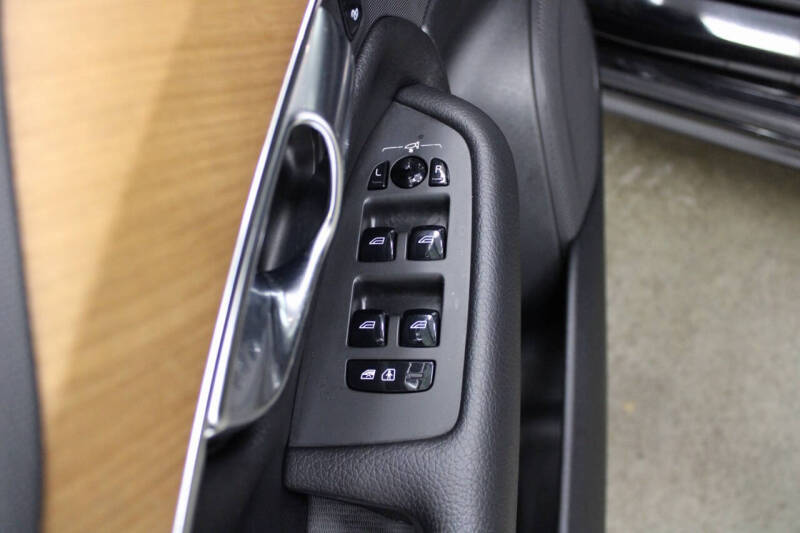 2022 Volvo XC90 T6 Momentum 6-Passenger