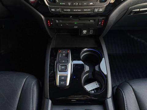 2021 Honda Pilot Touring w/Rear Captain's Chairs