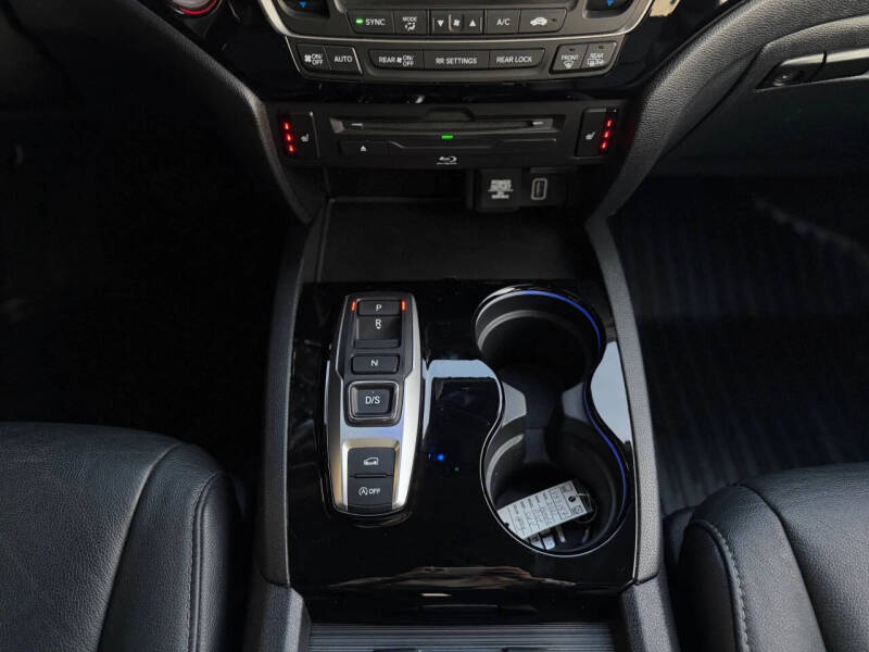 2021 Honda Pilot Touring w/Rear Captain's Chairs