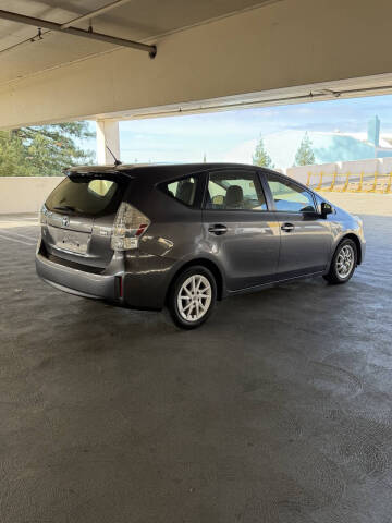 2014 Toyota Prius v Five