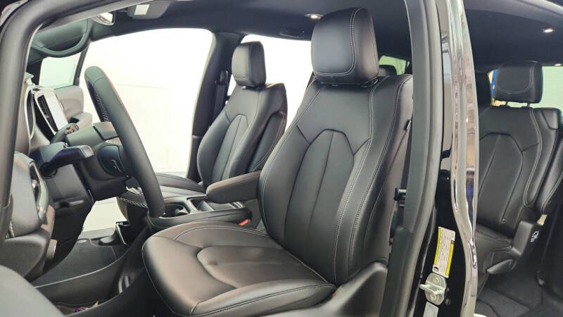 2027 Chrysler Pacifica Select