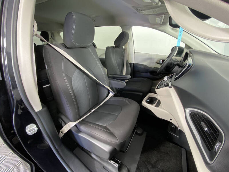 2022 Chrysler Voyager LX