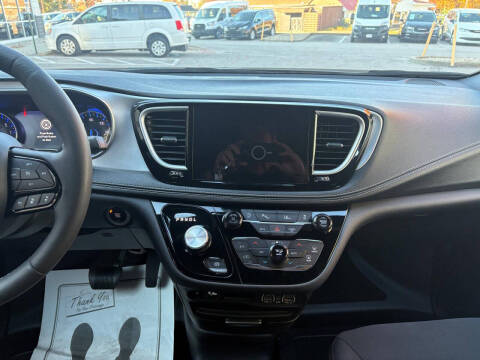 2024 Chrysler Pacifica Touring