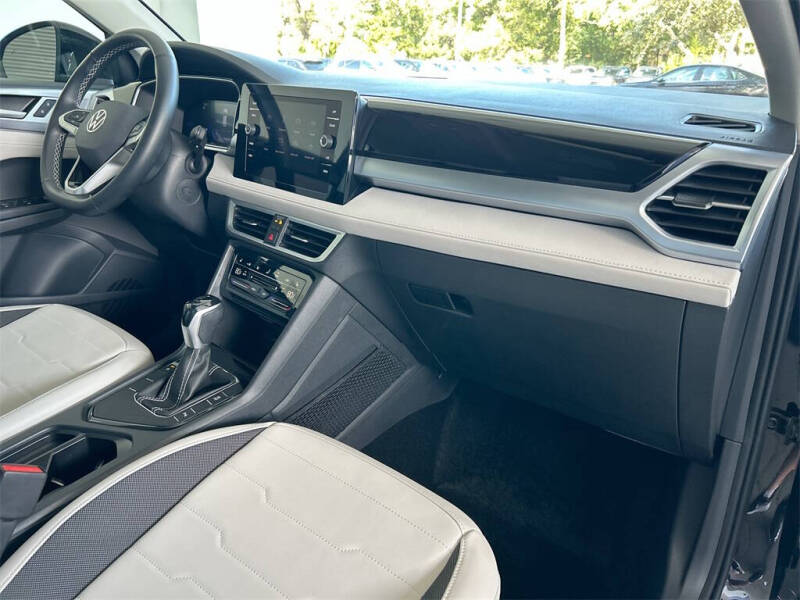 2025 Volkswagen Taos SE