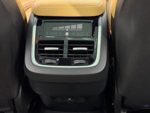 2023 Volvo XC60 B5 Ultimate Bright Theme