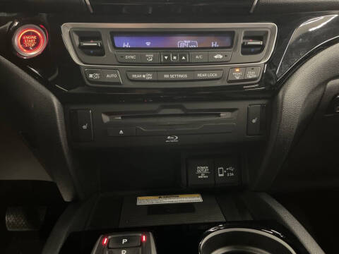 2022 Honda Pilot Touring w/Rear Captain's Chairs