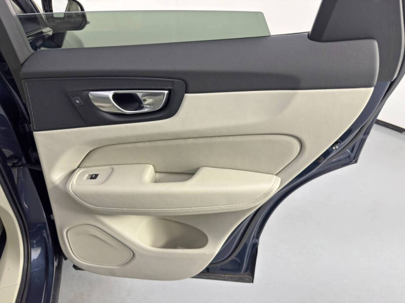 2023 Volvo XC60 B5 Plus Dark Theme