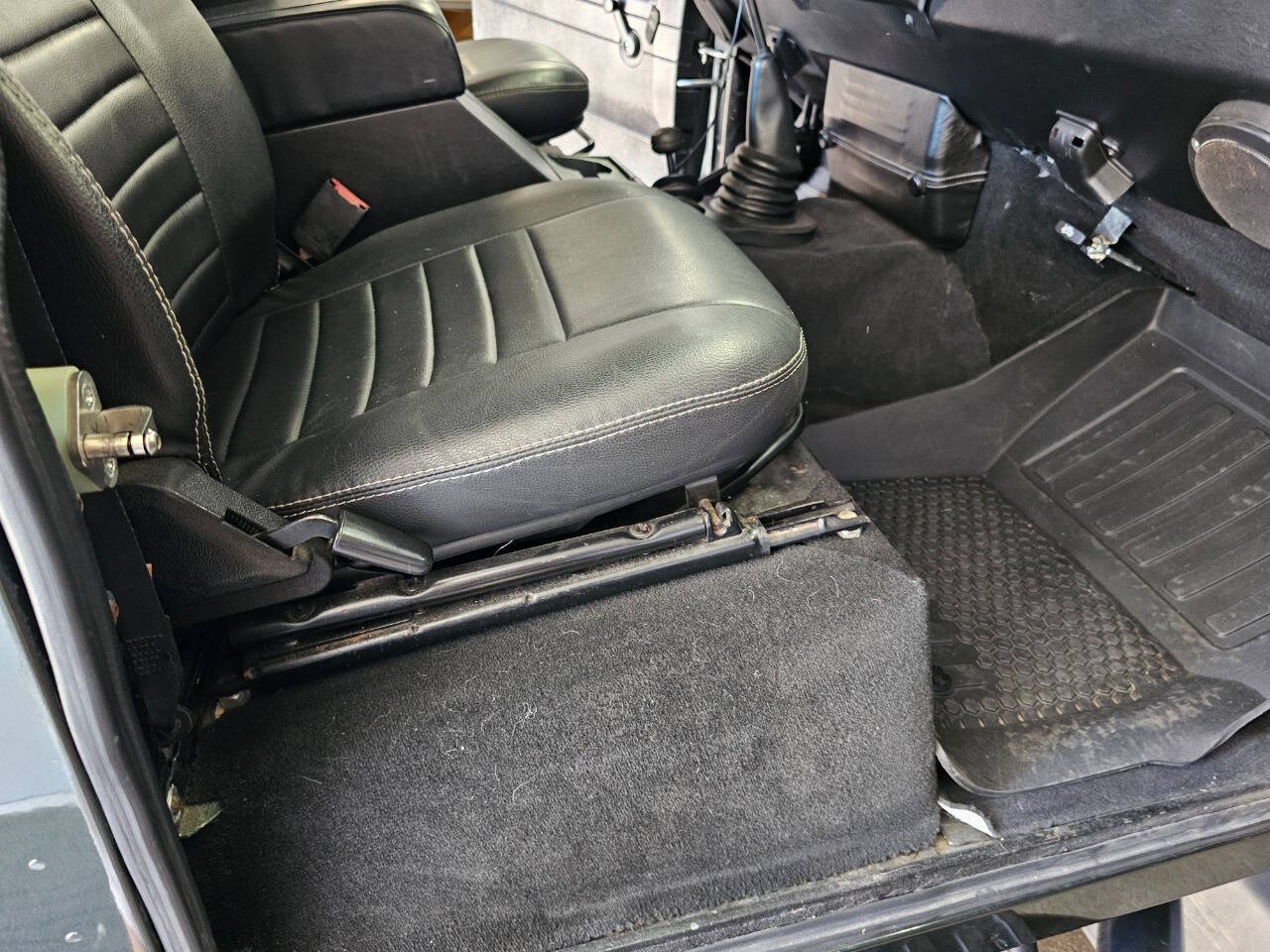1990 Land Rover Defender 37