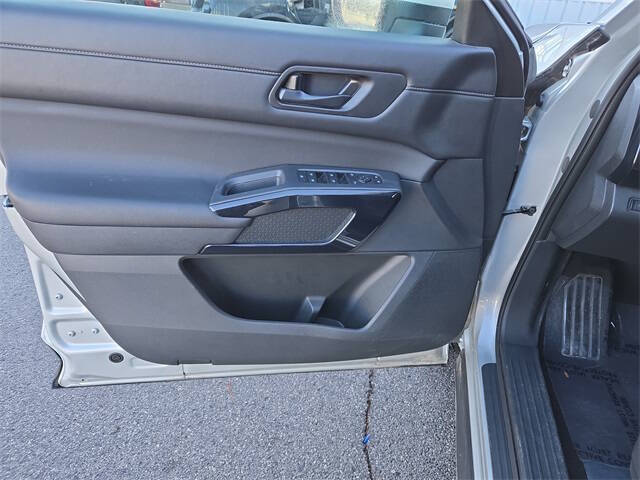 2025 Nissan Pathfinder SV