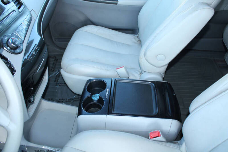 2013 Toyota Sienna LE 7-Passenger