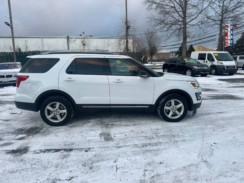 2017 Ford Explorer XLT's photo