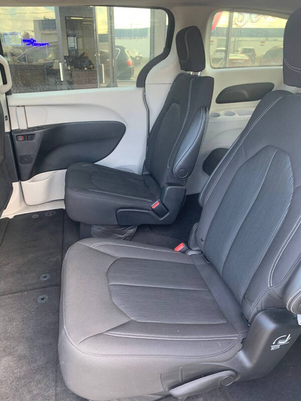 2022 Chrysler Voyager LX