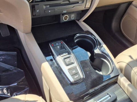 2022 Honda Pilot Touring w/Rear Captain's Chairs