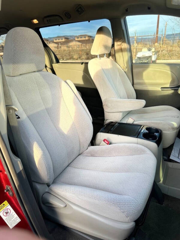 2013 Toyota Sienna LE 8-Passenger