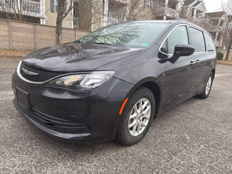 2020 Chrysler Voyager's photo