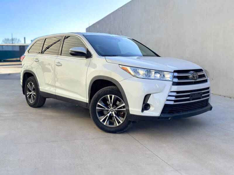 2019 Toyota Highlander LE's photo