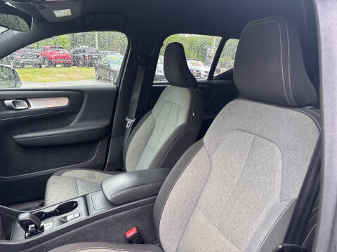 2024 Volvo XC40 B5 Core Dark Theme