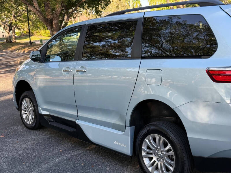 2016 Toyota Sienna XLE 7-Passenger Auto Access Seat