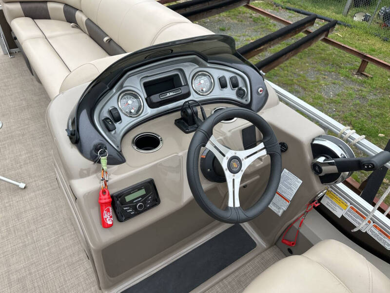 2023 Tracker Sport Fish 22 DLX