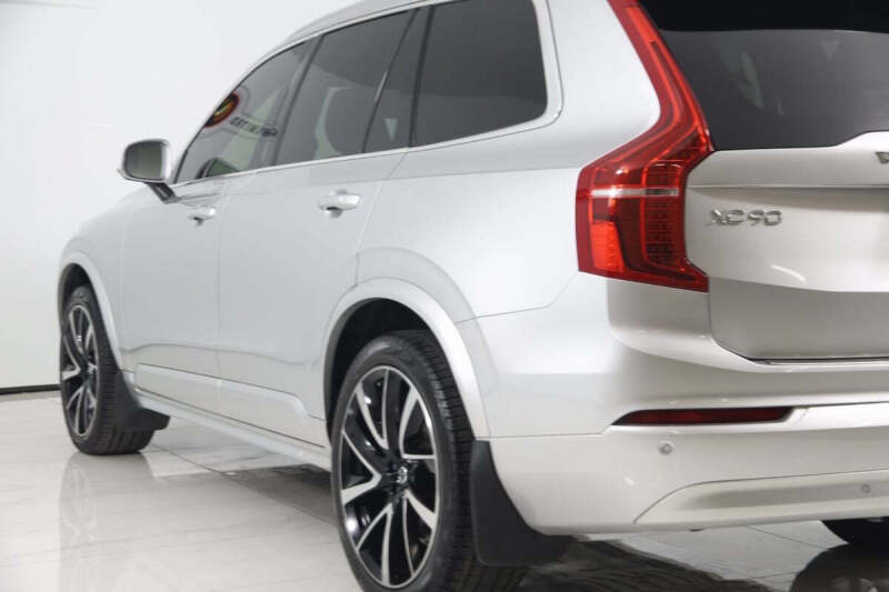 2022 Volvo XC90 T6 Momentum 7-Passenger