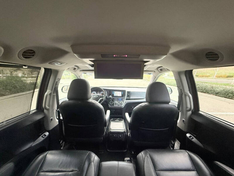 2017 Toyota Sienna SE Premium 8-Passenger